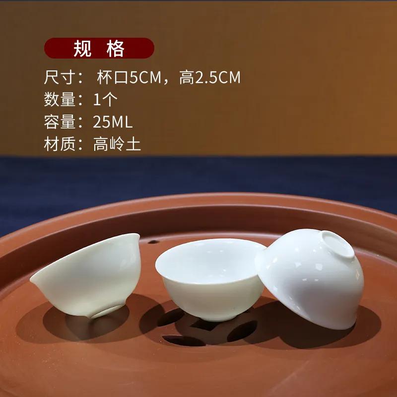 工夫茶最讲究的是：“茶具”与“冲法”。茶具需要成套，种类繁多